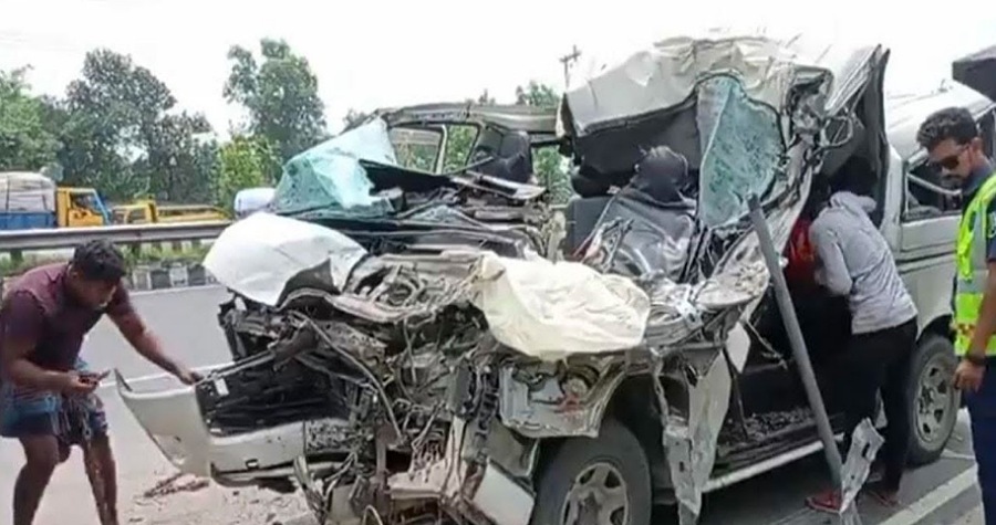 দাঁড়িয়ে থাকা ট্রাকে মাইক্রোবাসের ধাক্কা, নিহত ৩