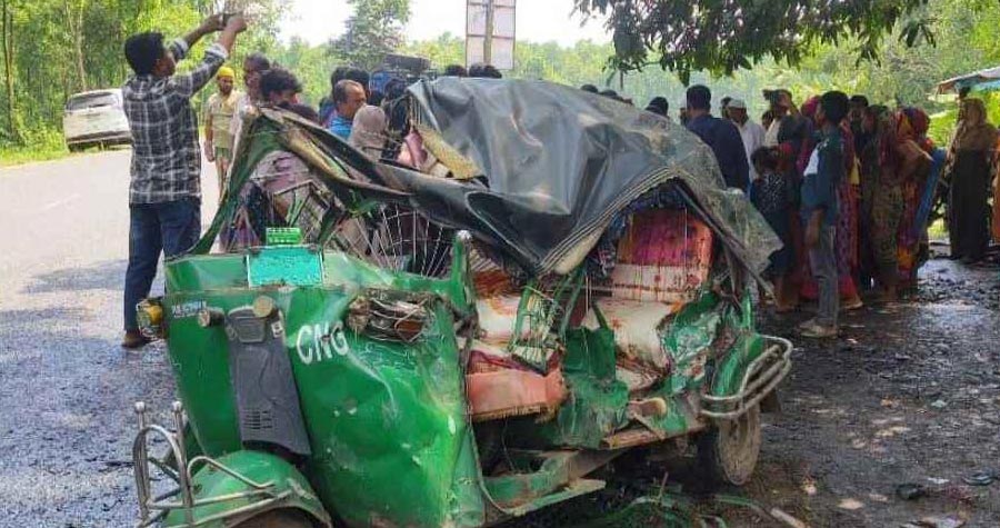গাজীপুরে কাভার্ডভ্যান-সিএনজি সংঘর্ষে একই পরিবারের তিনজন নিহত